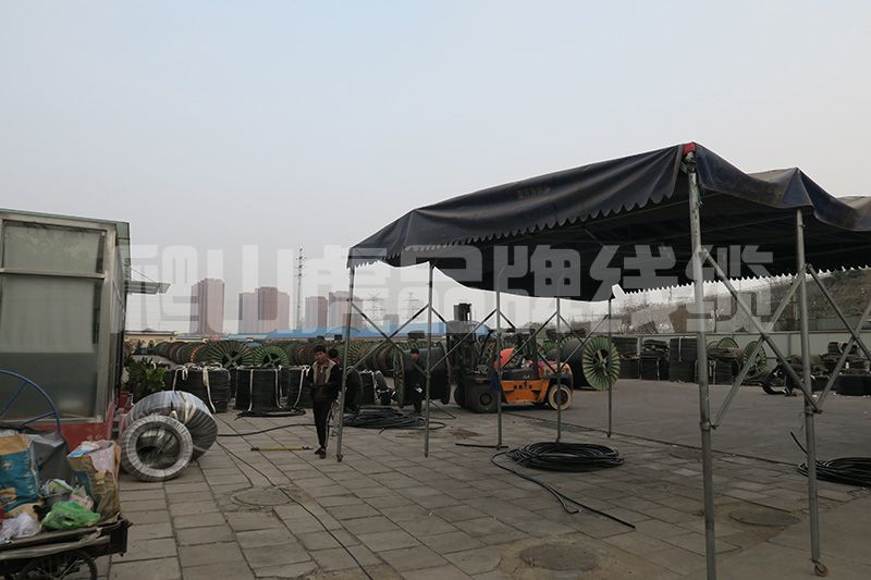 橡套電纜的橡皮發(fā)粘和銅絲發(fā)黑的原因從下面兩個(gè)方面來(lái)分析   橡套電纜是由多股的細(xì)銅絲為導(dǎo)體，外包橡膠絕緣和橡膠護(hù)套的一種柔軟可移動(dòng)的電纜品種。 一般來(lái)講，包括通用橡套軟電纜，電焊機(jī)電纜，潛水電機(jī)電纜，無(wú)線電裝置電纜和攝影光源電纜等品種。銅絲發(fā)黑的原因是多種因素造成的，不僅僅是橡皮的配方問(wèn)題，還與銅絲本身所處的狀態(tài)、橡膠加工工藝、橡膠硫化工藝、電纜的結(jié)構(gòu)、護(hù)套橡膠配方、生產(chǎn)環(huán)境等諸多因素有關(guān)。下面爬山虎電力線纜小編為您介紹下：    橡皮發(fā)粘和銅絲發(fā)黑的原因分析  銅絲本身的原因在廿世紀(jì)五十到六十年代，國(guó)內(nèi)大多數(shù)廠家均使用普通銅桿，銅含量為99.99%，均為有氧銅桿，生產(chǎn)方法都是銅錠加熱后經(jīng)多道壓延后制得黑色銅桿，經(jīng)過(guò)大、中、小拉將銅桿制成比較細(xì)的銅絲。因?yàn)殂~本身不是無(wú)氧銅，在加工過(guò)程中銅絲表面難免出現(xiàn)氧化。到了廿世紀(jì)八十年代，國(guó)內(nèi)引進(jìn)了無(wú)氧銅桿的先進(jìn)生產(chǎn)技術(shù)，以及國(guó)內(nèi)自行開(kāi)發(fā)的無(wú)氧銅桿生產(chǎn)技術(shù)，使整個(gè)電線電纜行業(yè)均用上了無(wú)氧銅桿，這無(wú)疑是改善了銅絲的發(fā)黑問(wèn)題。但由于對(duì)銅桿的加工，特別是韌煉工藝的掌握以及加工好的銅線芯存放的條件不好，使銅線芯本身已有輕微的氧化，這也是銅絲發(fā)黑的原因之一。    橡膠配方的原因廿世紀(jì)五十年代，橡膠絕緣均采用天然膠和丁苯膠并用配方。由于絕緣橡皮直接與銅線接觸，所以就不能直接使用硫磺作硫化劑，即使用很少的硫磺也會(huì)使銅線發(fā)黑。必須使用一些能夠分解出游離硫的化合物，如前面提到過(guò)的促進(jìn)劑TMTD、硫化劑VA-7，同時(shí)還要配合一些硫化促進(jìn)劑來(lái)提高硫化速度和硫化程度，確保絕緣橡皮的物理機(jī)械性能和電氣性能。    但從絕緣橡皮的彈性、強(qiáng)力和永久變形看，都不如加有硫磺的橡皮（如果不考慮銅絲發(fā)黑的話）。幾十年的實(shí)踐已經(jīng)證實(shí)TMTD無(wú)法解決銅絲的發(fā)黑問(wèn)題。另外，絕緣橡皮要有各種顏色，紅、藍(lán)、黃、綠、黑是基本顏色，這些顏色的出現(xiàn)也會(huì)促使橡皮發(fā)粘和銅絲發(fā)黑。配方中的主要填充劑是輕質(zhì)碳酸鈣和滑石粉，由于價(jià)格的關(guān)系，有些廠家為了降低成本，用價(jià)格特別便宜的碳酸鈣和滑石粉，這些填充劑粒子粗、游離堿的含量大、雜質(zhì)多，所以物理機(jī)械性能比較差，電性能不好，還容易造成銅絲發(fā)黑。還有的廠用活性超細(xì)碳酸鈣來(lái)提高絕緣橡皮的物理機(jī)械性能，而活性鈣多數(shù)是用硬脂酸來(lái)處理的，這種酸也是促使銅絲發(fā)黑的原因。    硫化劑VA-7的使用，可以改善銅絲發(fā)黑，但由于硫化程度不夠，橡皮的永久變形大，會(huì)造成橡皮發(fā)粘。特別是加入促進(jìn)劑ZDC以后，提高了硫化速度，為了防止焦燒，還要加入促進(jìn)劑DM來(lái)延緩焦燒時(shí)間。    從促進(jìn)劑ZDC的結(jié)構(gòu)看，是在TETD結(jié)構(gòu)中兩個(gè)相連接的硫中間接上一個(gè)金屬鋅，結(jié)構(gòu)式為： S S H5C2 ‖ ‖ H5C2 ＞N-C-S-Zn-S-C-N＜ H5C2 H5C2 與TETD結(jié)構(gòu)式 S S H5C2 ‖ ‖ H5C2 ＞N-C-S-S-C-N＜ H5C2 H5C2 十分接近，在配方中還無(wú)法避開(kāi)和秋蘭姆相似的結(jié)構(gòu)銅絲發(fā)黑可能時(shí)間略長(zhǎng)一點(diǎn)，但沒(méi)有從根本上解決。    正在上傳...    從電線電纜結(jié)構(gòu)分析  銅的催化老化是橡皮發(fā)粘的重要原因前蘇聯(lián)電纜科學(xué)研究院試驗(yàn)證明：硫化過(guò)程中銅從與橡膠接觸處滲入到絕緣橡膠中，1.0-2.0mm厚度的絕緣橡皮含銅0.009-0.0027%。眾所周知，微量銅對(duì)橡皮有極大的破壞作用，也就是我們通常說(shuō)的重金屬對(duì)橡膠的催化老化。    在絕緣硫化過(guò)程中，秋蘭姆析出若干游離硫與銅反應(yīng)，形成活性含銅基團(tuán)： CH3 │ CH2-CH-C-CH2- │ │ S S │ │ Cu Cu 在老化時(shí)，較弱的-S-S-鍵斷裂，形成活性含銅基：Cu-S-，它與橡膠作用，同時(shí)與氧作用，破壞橡膠的長(zhǎng)鍵分子，使橡膠變軟變粘，是低分子鏈的組合。    法國(guó)橡膠研究院研究發(fā)粘重現(xiàn)問(wèn)題時(shí)也指出：如果橡膠中含有有害的金屬，如：銅、錳等重金屬鹽類，那么不管促進(jìn)劑的種類，均會(huì)發(fā)生橡膠發(fā)粘現(xiàn)象。    橡套電纜中硫磺向絕緣橡皮和銅線表面的遷移前蘇聯(lián)科學(xué)家應(yīng)用放射性同位素證實(shí)了電纜護(hù)套橡膠中硫擴(kuò)散的可能性。以天然橡膠為基的硫化膠中，在130-150℃的溫度下，游離硫的擴(kuò)散系數(shù)約為10-6cm2/s。    連續(xù)硫化的生產(chǎn)廠，硫化護(hù)套橡膠時(shí)，溫度在185-200℃之間，這個(gè)擴(kuò)散的系數(shù)就更大。由于橡套游離硫的擴(kuò)散，改變了秋蘭姆橡膠的結(jié)構(gòu)，可能形成多硫鍵。這些多硫化合物通過(guò)化學(xué)分解和化合實(shí)現(xiàn)遷移，即